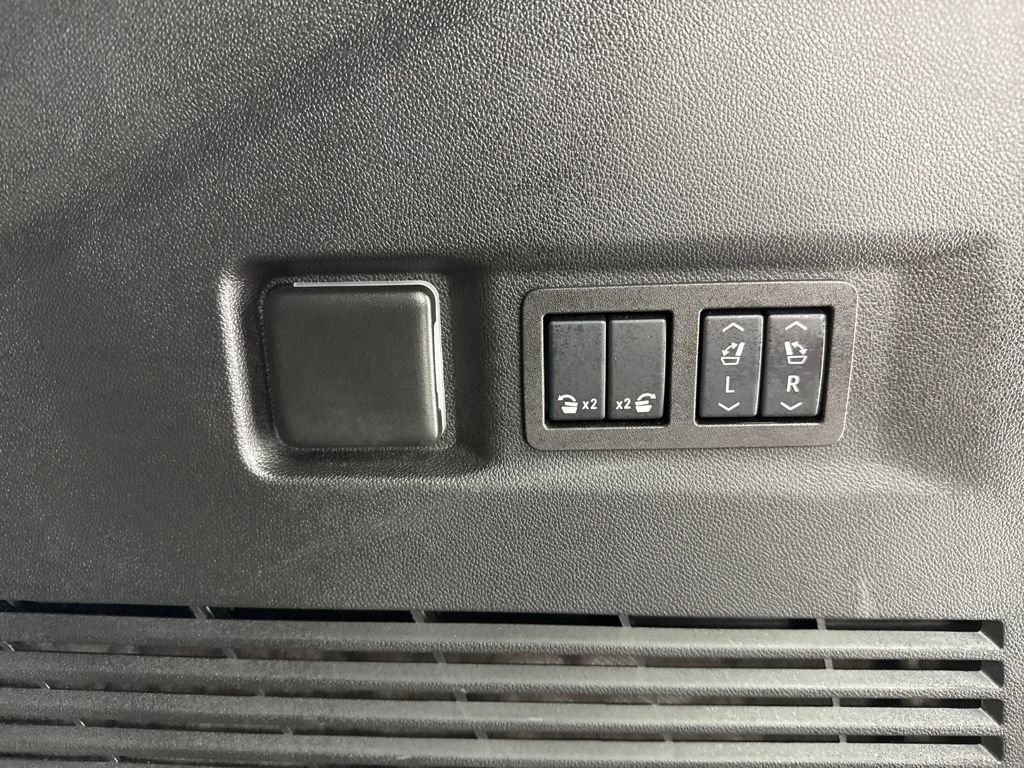 Used 2025 GMC Yukon Denali image 17