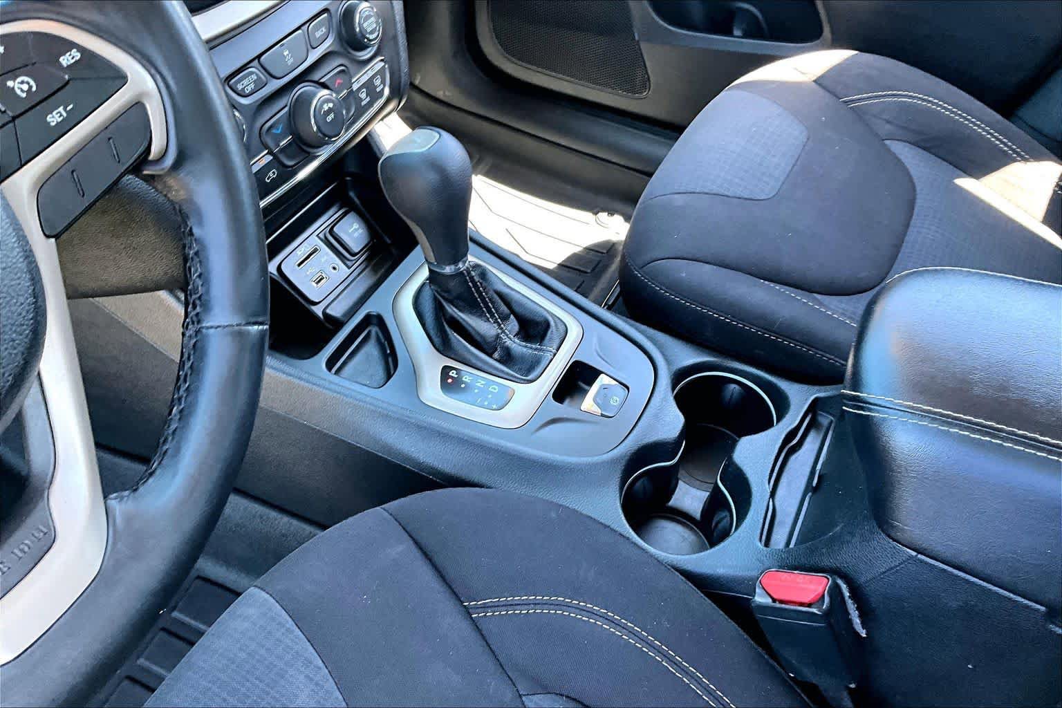 Used 2016 Jeep Cherokee Latitude FWD image 16