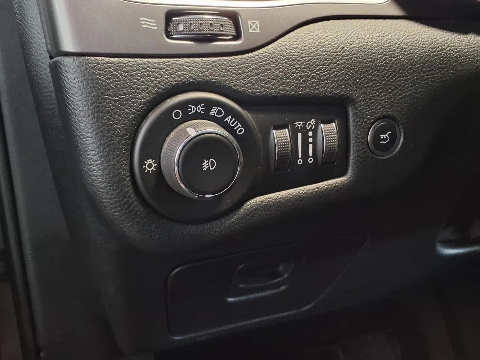 Used 2019 Jeep Cherokee Limited AWD/4WD image 19