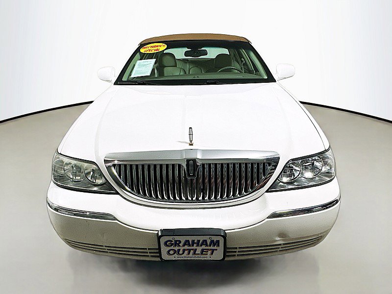 Used 2004 Lincoln Town Car Signature RWD image 2