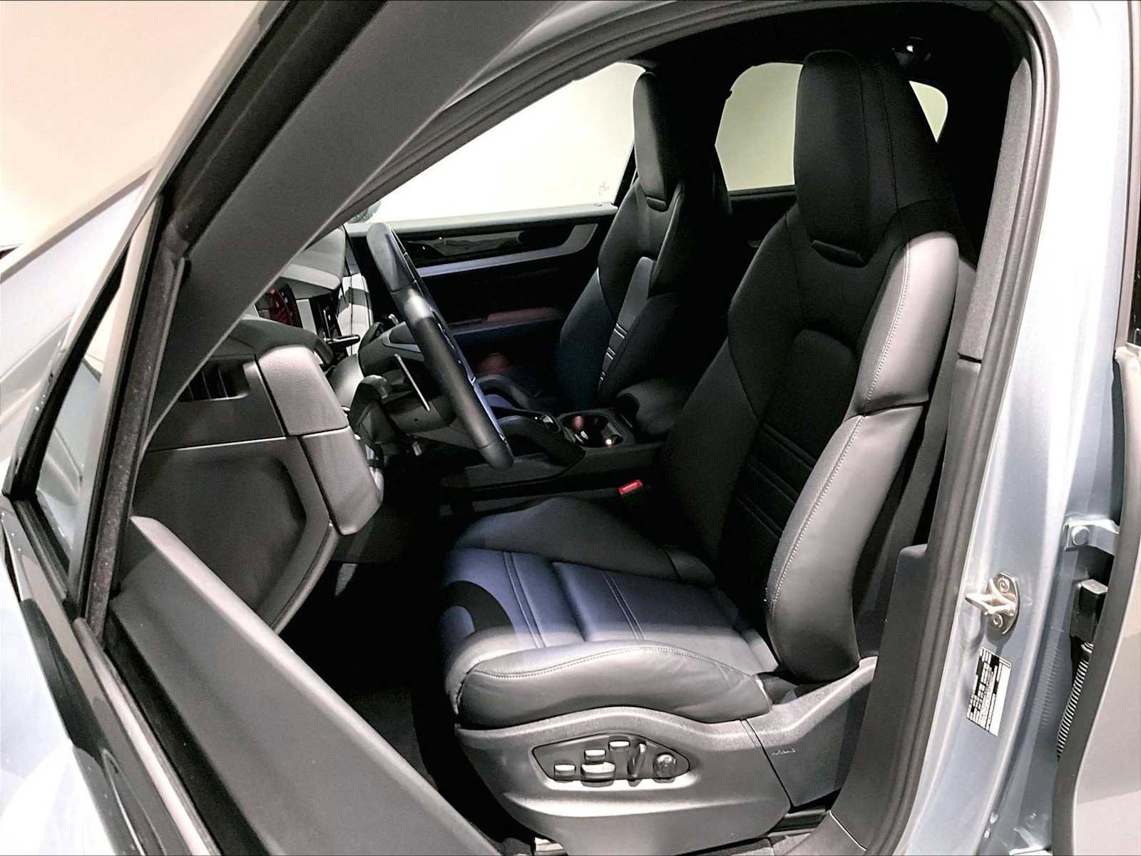 Used 2025 Porsche Cayenne S image 8