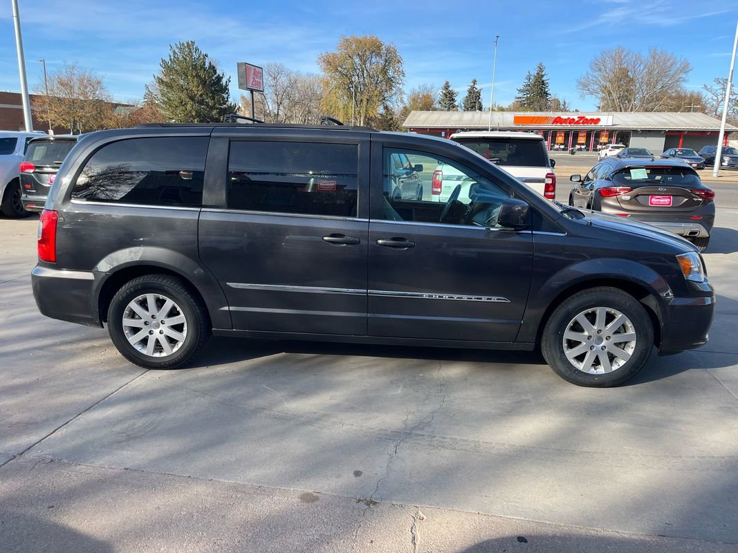 Used 2016 Chrysler Town & Country Touring image 2