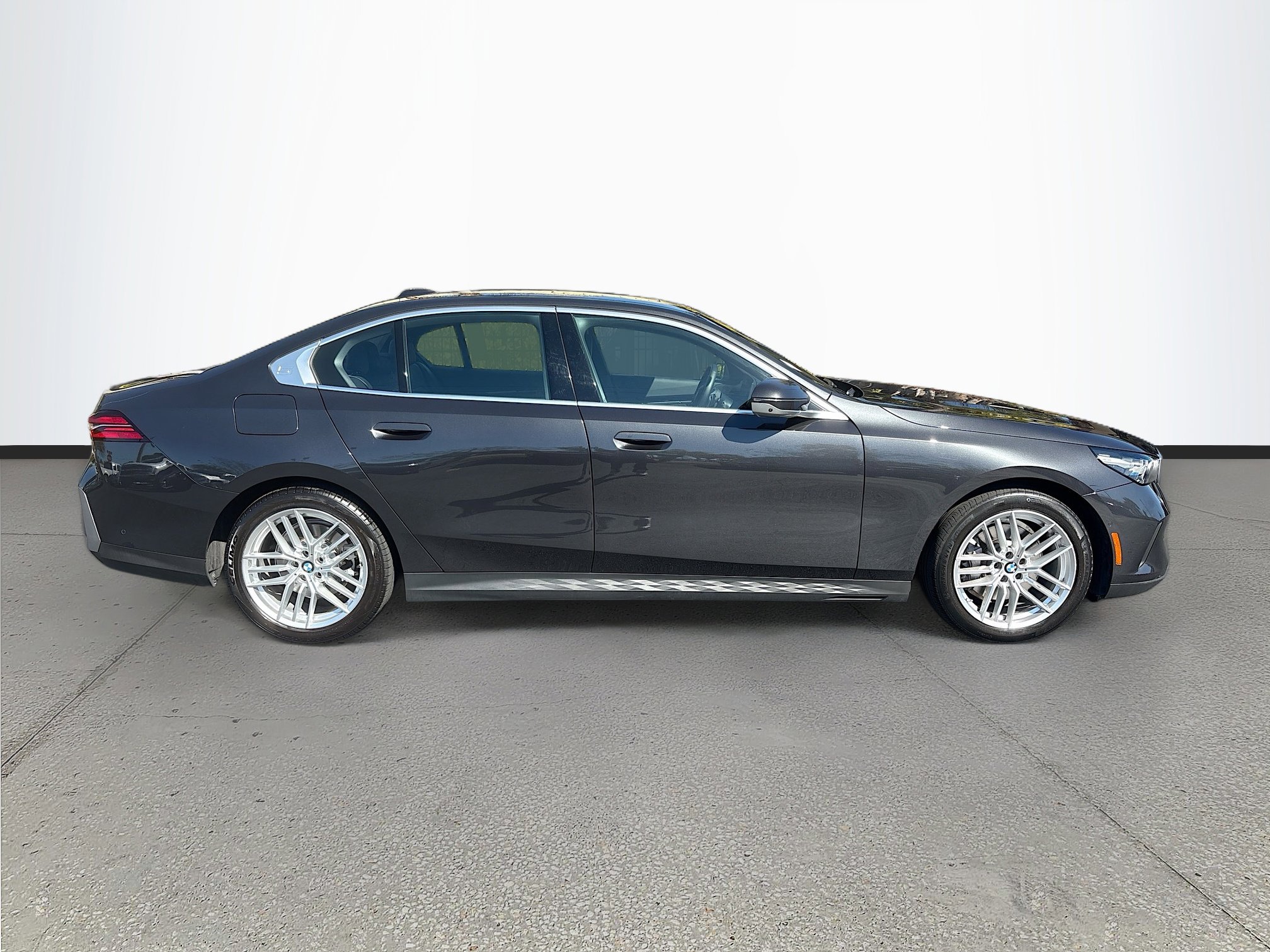 Used 2025 BMW 530i image 2