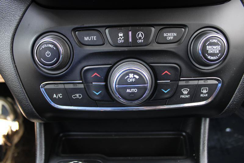 Used 2020 Jeep Cherokee Trailhawk w/ Cold Weather Group AWD/4WD image 25