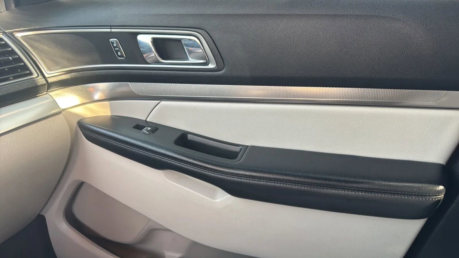 Used 2018 Ford Explorer XLT w/ Equipment Group 202A FWD image 18