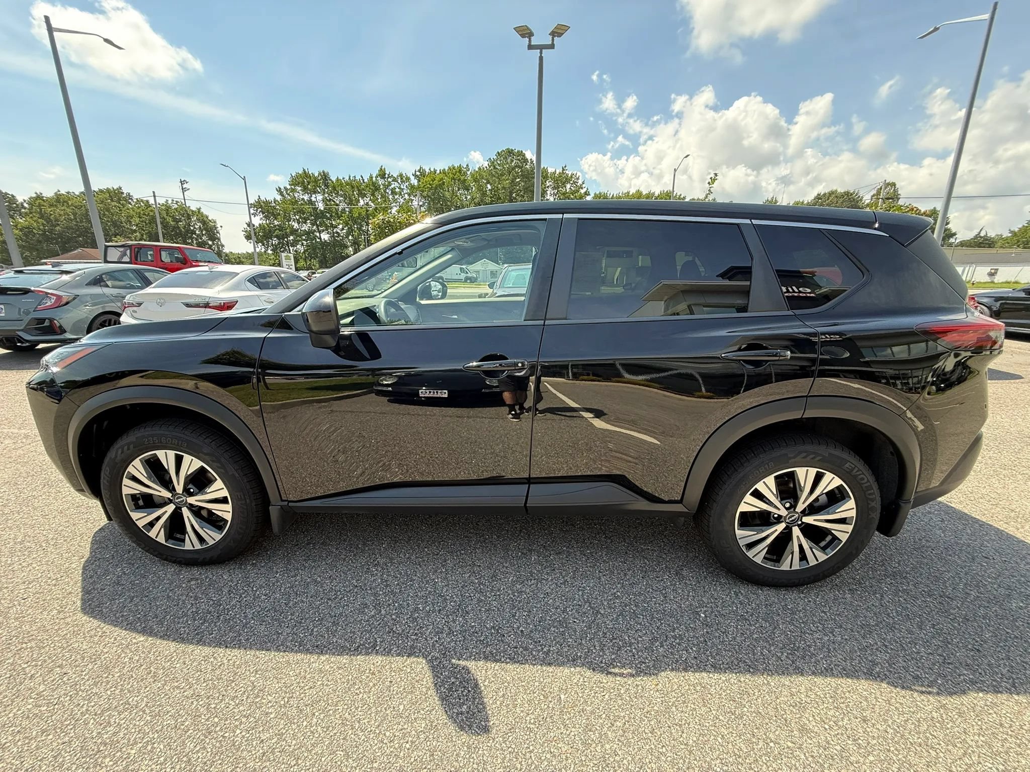 Used 2023 Nissan Rogue SV AWD/4WD image 4
