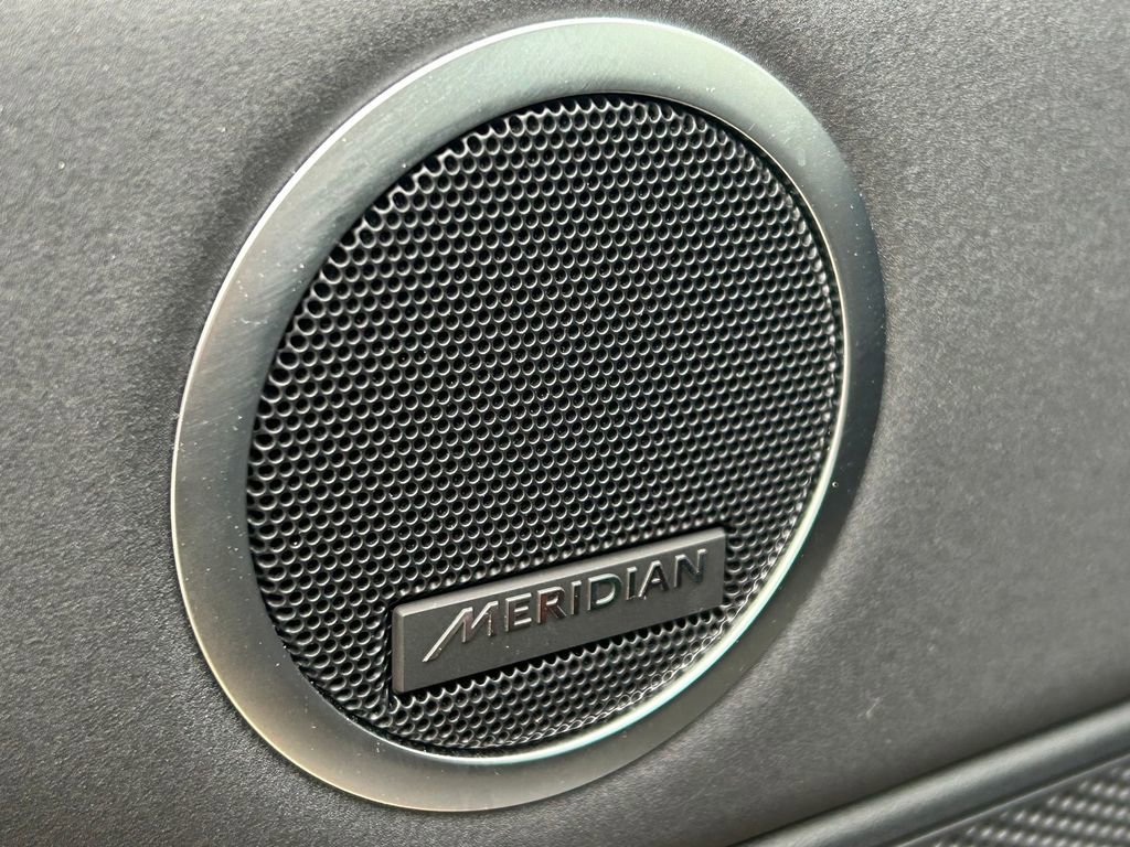 Used 2024 Land Rover Discovery S image 29