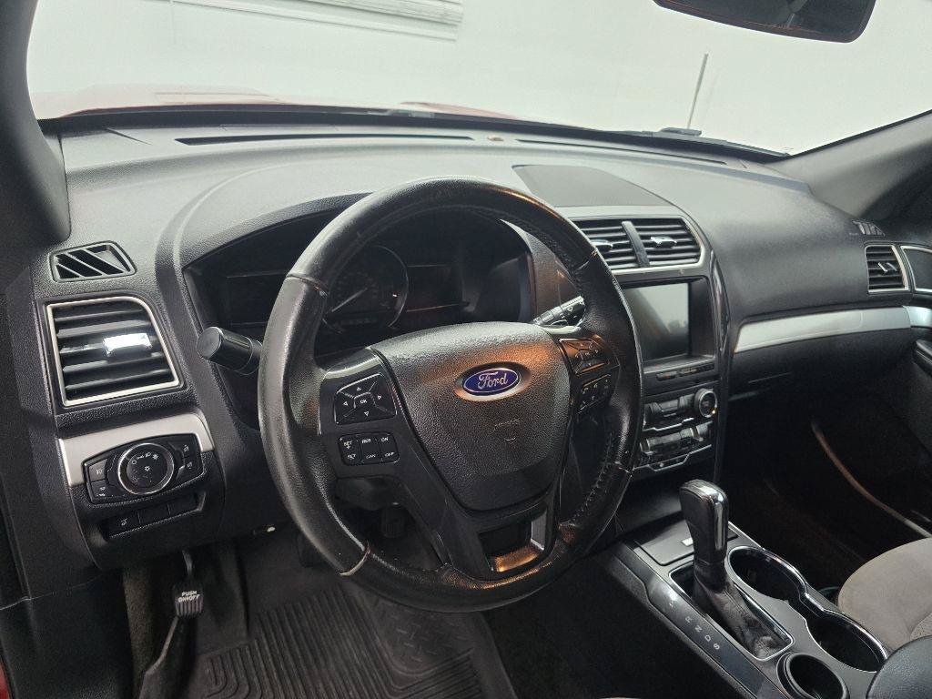 Used 2017 Ford Explorer XLT w/ Equipment Group 202A FWD image 10