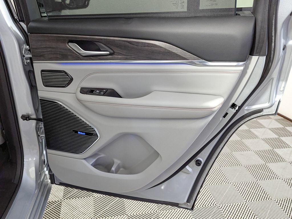 Used 2022 Jeep Grand Cherokee Overland w/ Adv Protech Group III image 45