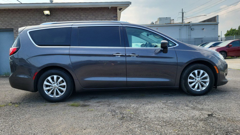 Used 2019 Chrysler Pacifica Touring-L image 7
