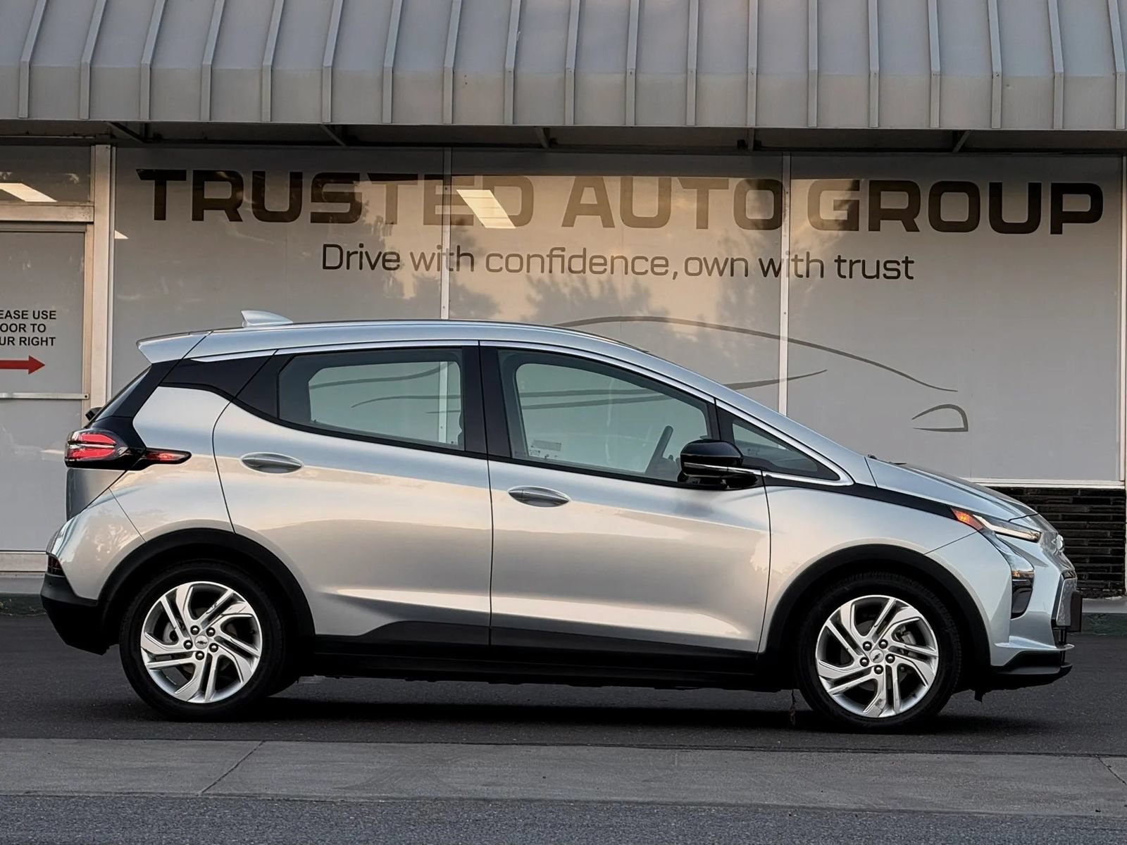 Used 2023 Chevrolet Bolt LT w/ Driver Confidence Package FWD image 5