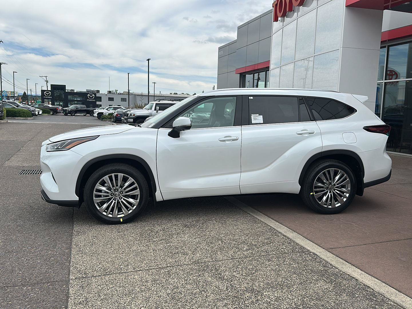 New 2026 Toyota Highlander Platinum AWD/4WD image 3