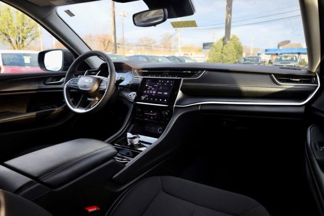 Used 2023 Jeep Grand Cherokee Laredo image 35