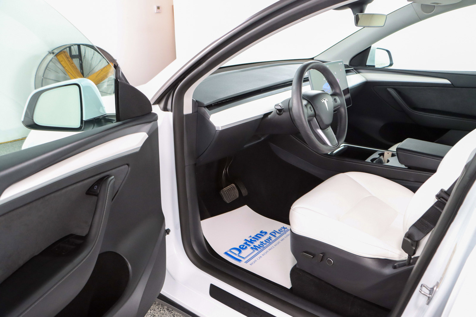 Used 2025 Tesla Model Y Long Range AWD/4WD image 3