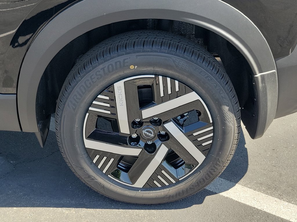 New 2026 Nissan Kicks SV w/ Charging Package FWD image 17