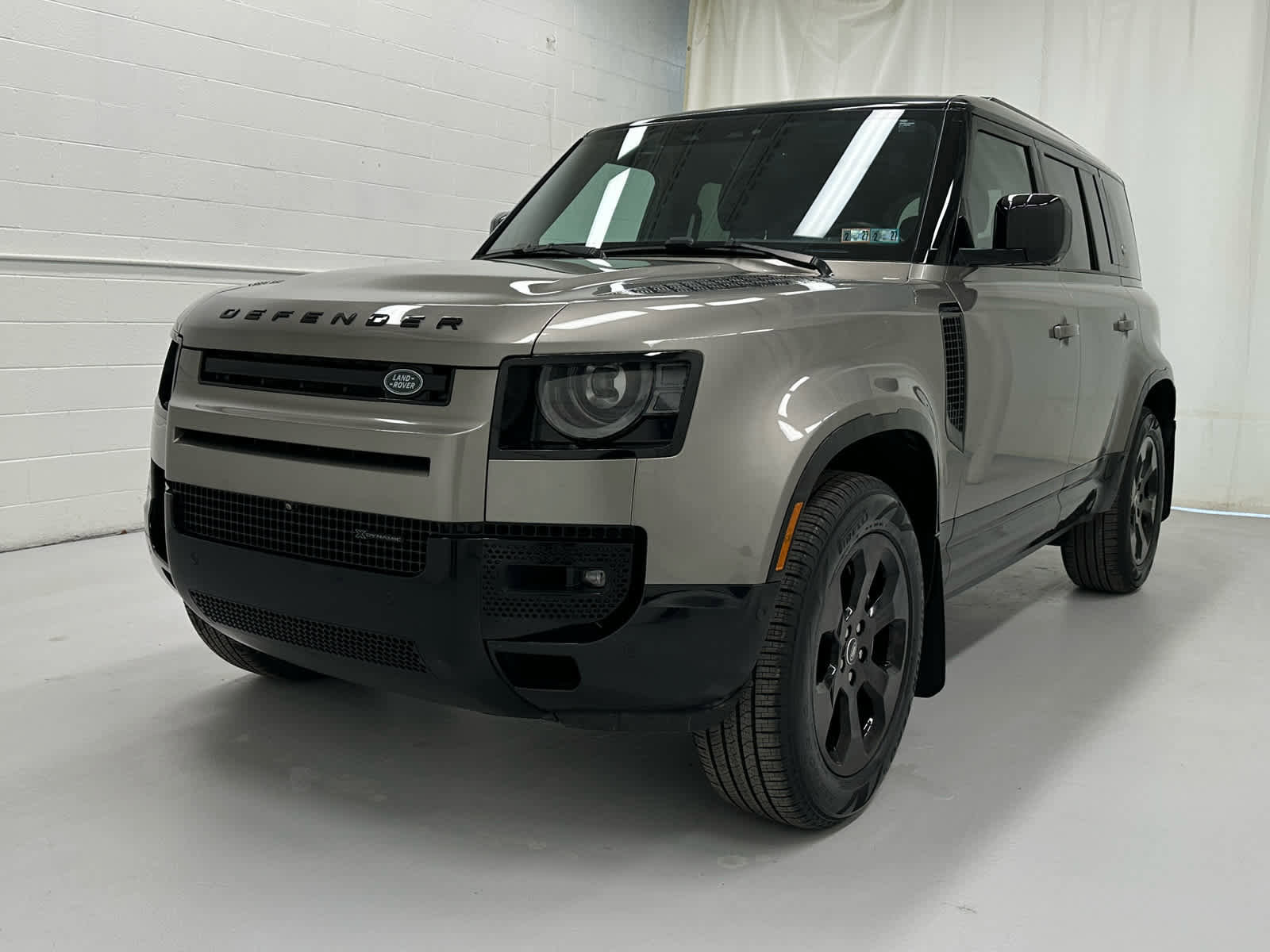 Used 2023 Land Rover Defender 110 X-Dynamic SE AWD/4WD image 4