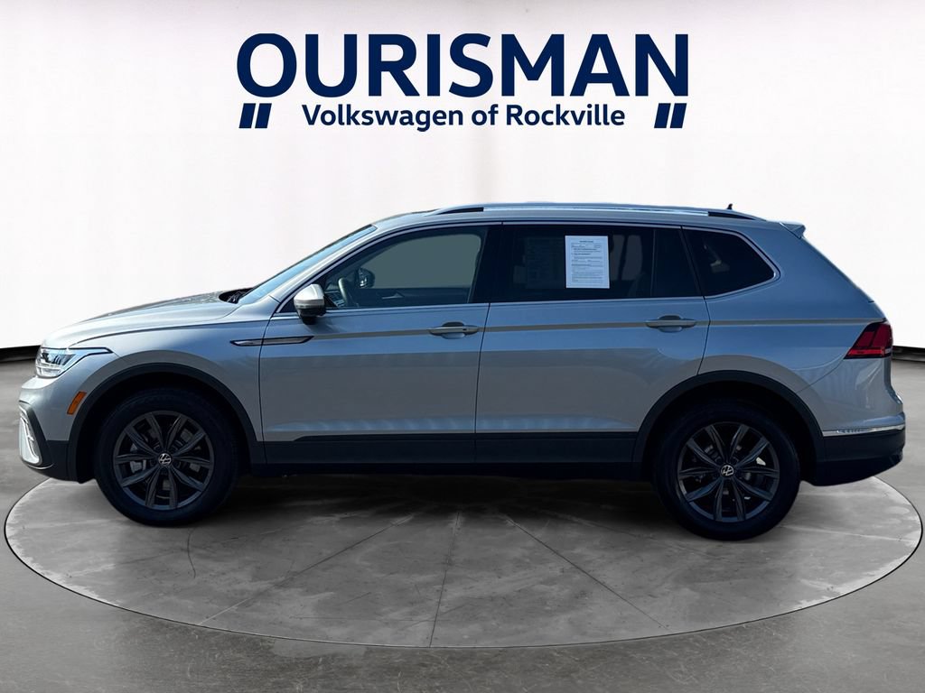 Used 2023 Volkswagen Tiguan SE w/ Panoramic Sunroof Package FWD image 3
