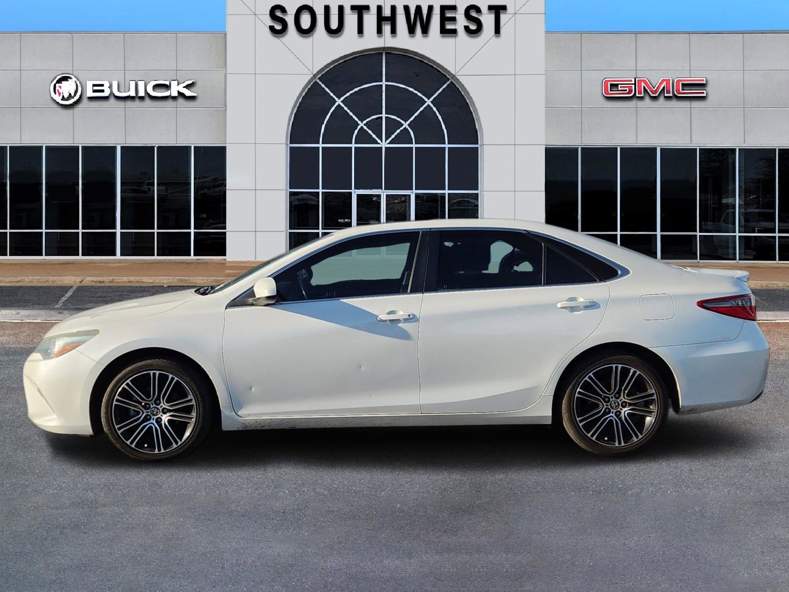 Used 2016 Toyota Camry SE image 3