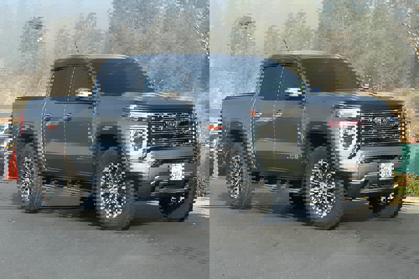 Used 2024 GMC Canyon Denali image 2