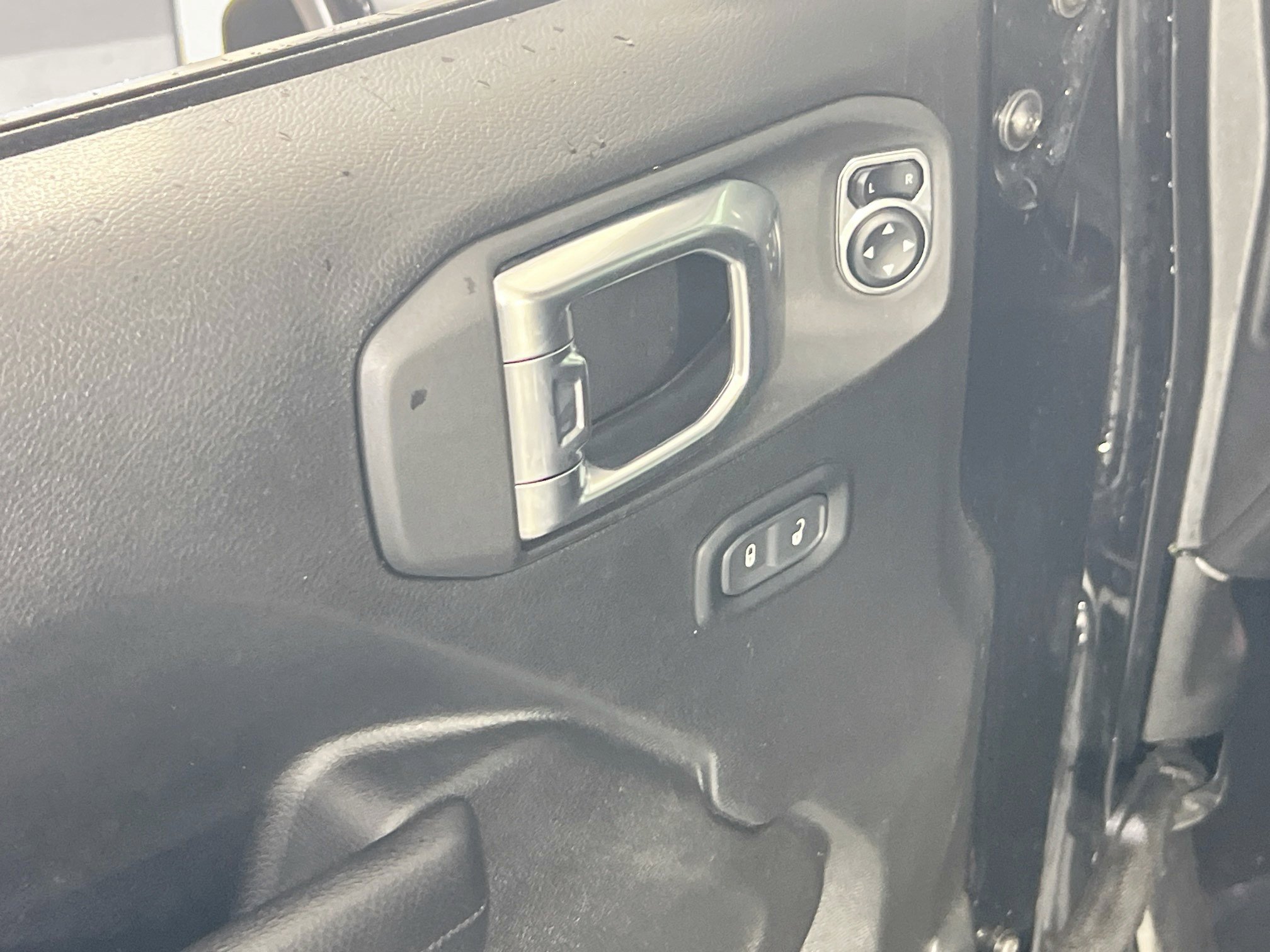 Used 2023 Jeep Gladiator Willys AWD/4WD image 17