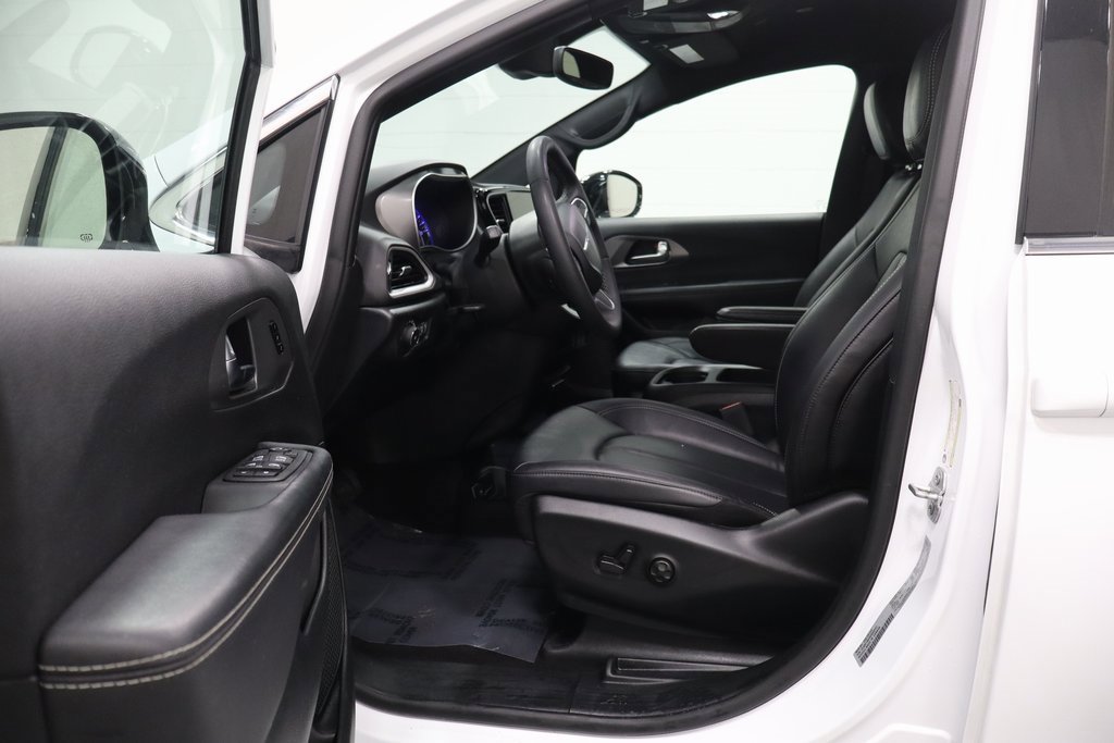 Used 2025 Chrysler Pacifica Select image 11