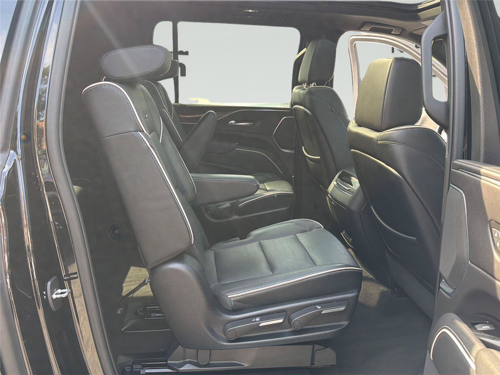 Used 2023 Cadillac Escalade ESV Premium Luxury AWD/4WD image 35