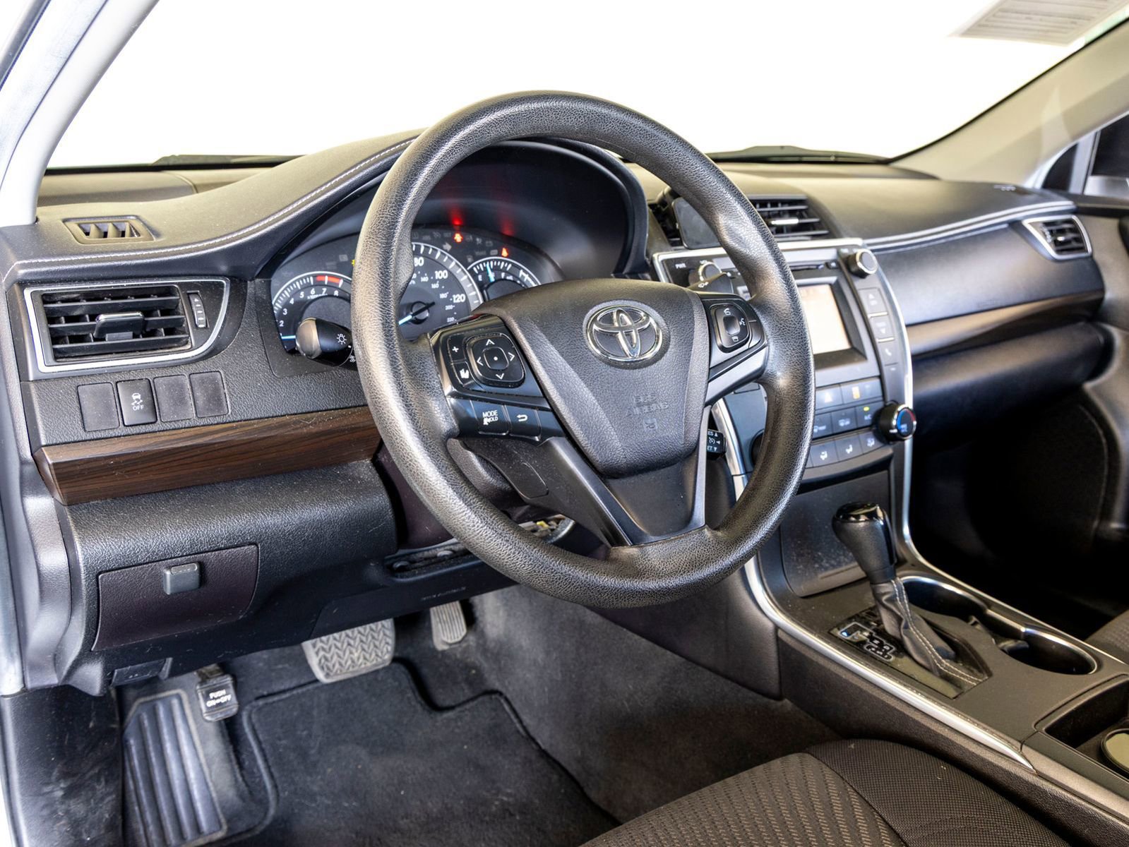 Used 2015 Toyota Camry LE image 17