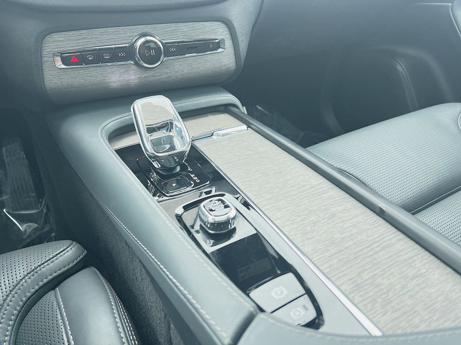 Certified 2023 Volvo XC90 T8 Ultimate w/ Protection Package Premier image 22