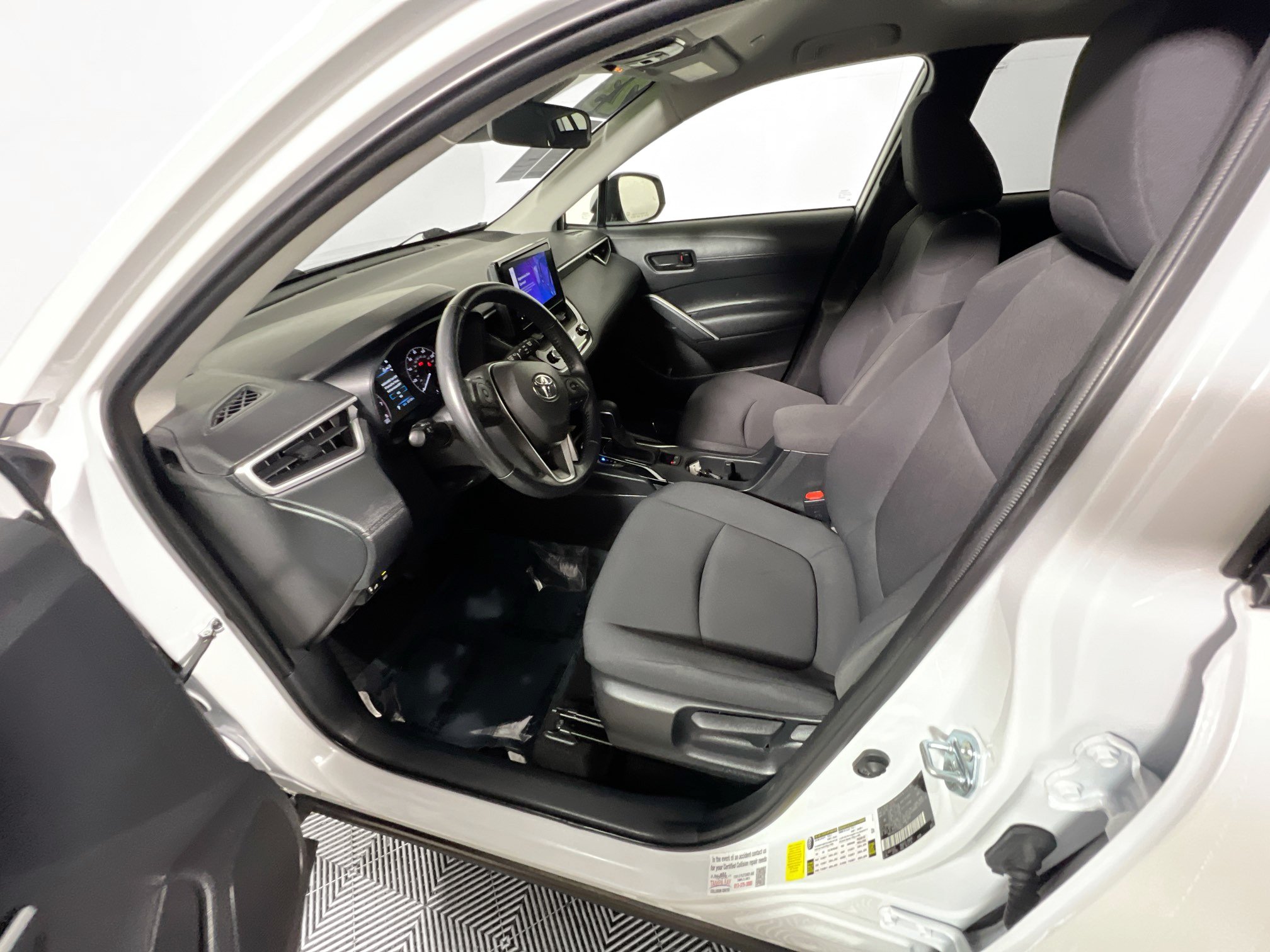 Used 2023 Toyota Corolla Cross LE AWD/4WD image 15
