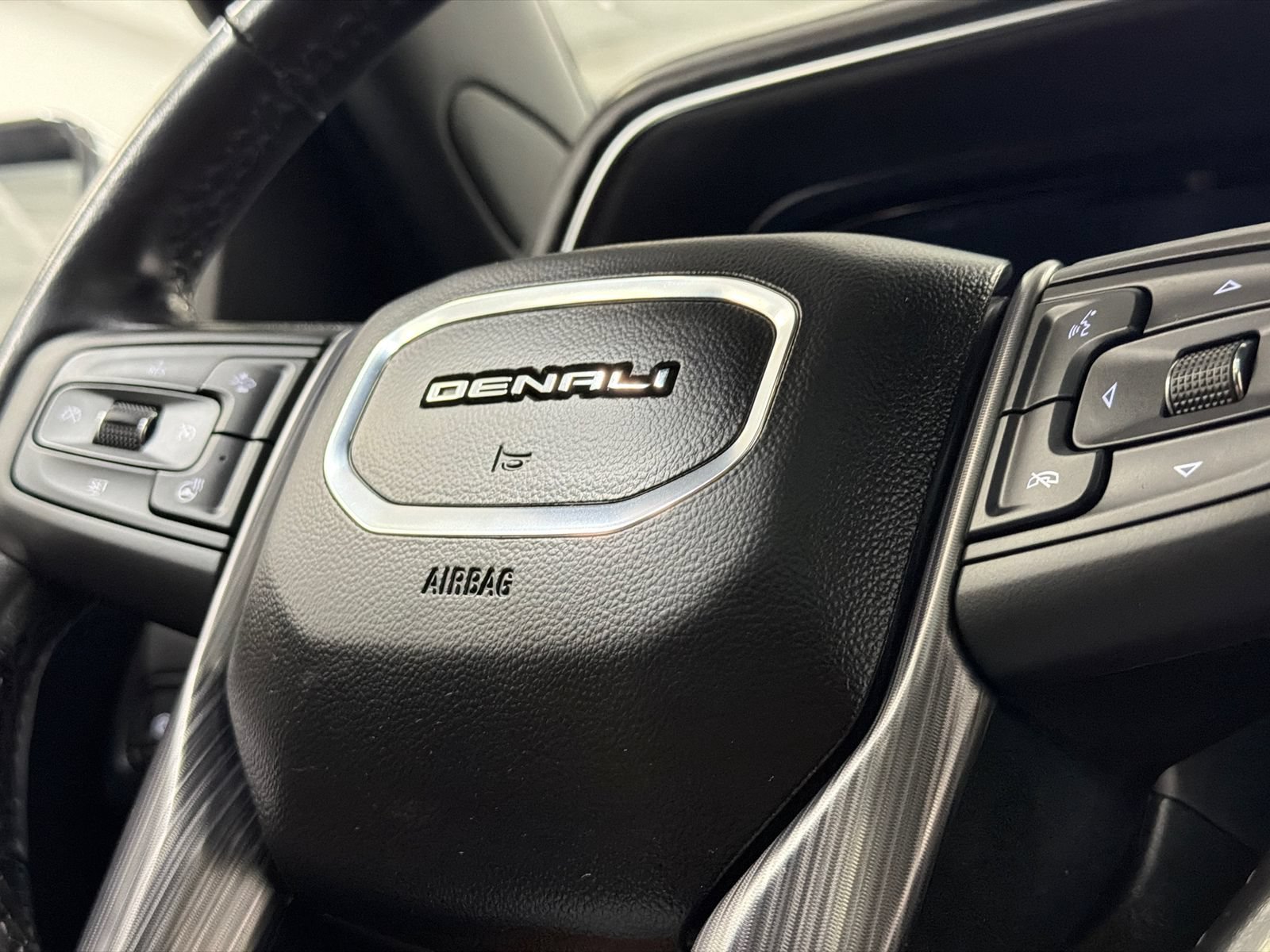 Used 2023 GMC Yukon XL Denali Ultimate AWD/4WD image 37