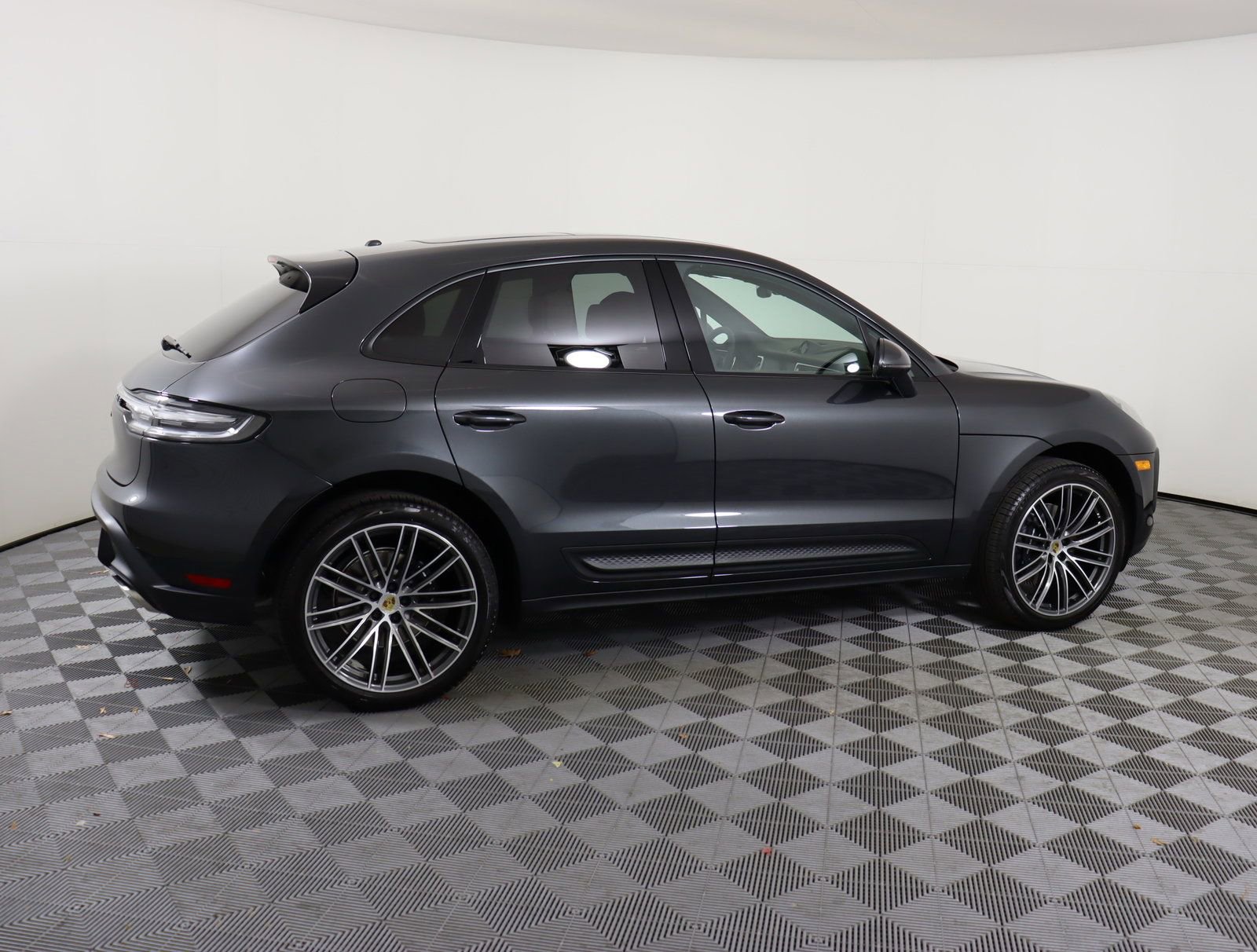 Used 2025 Porsche Macan image 8