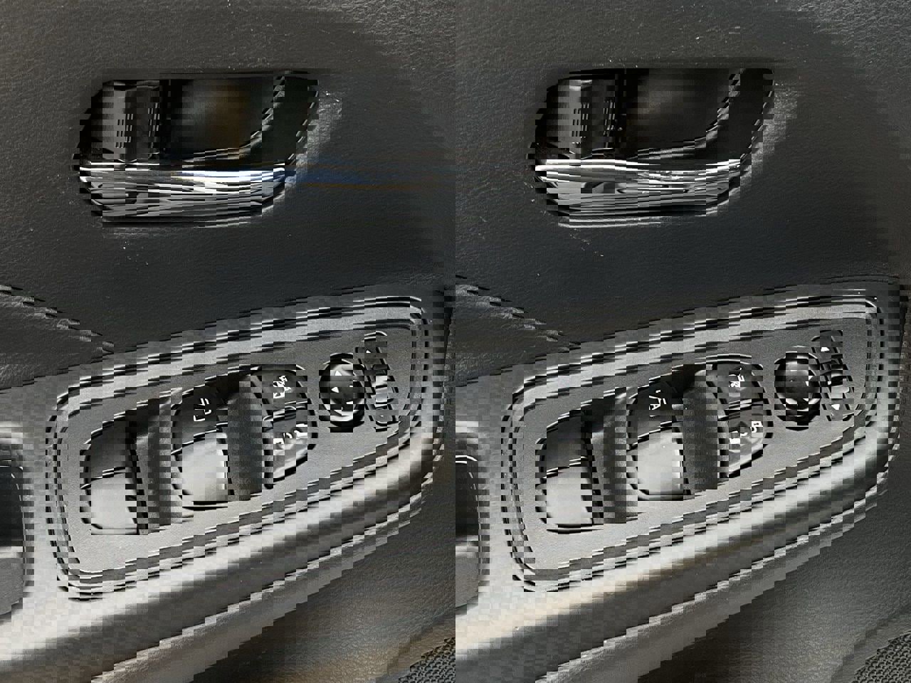 Used 2025 Nissan Versa SV image 13