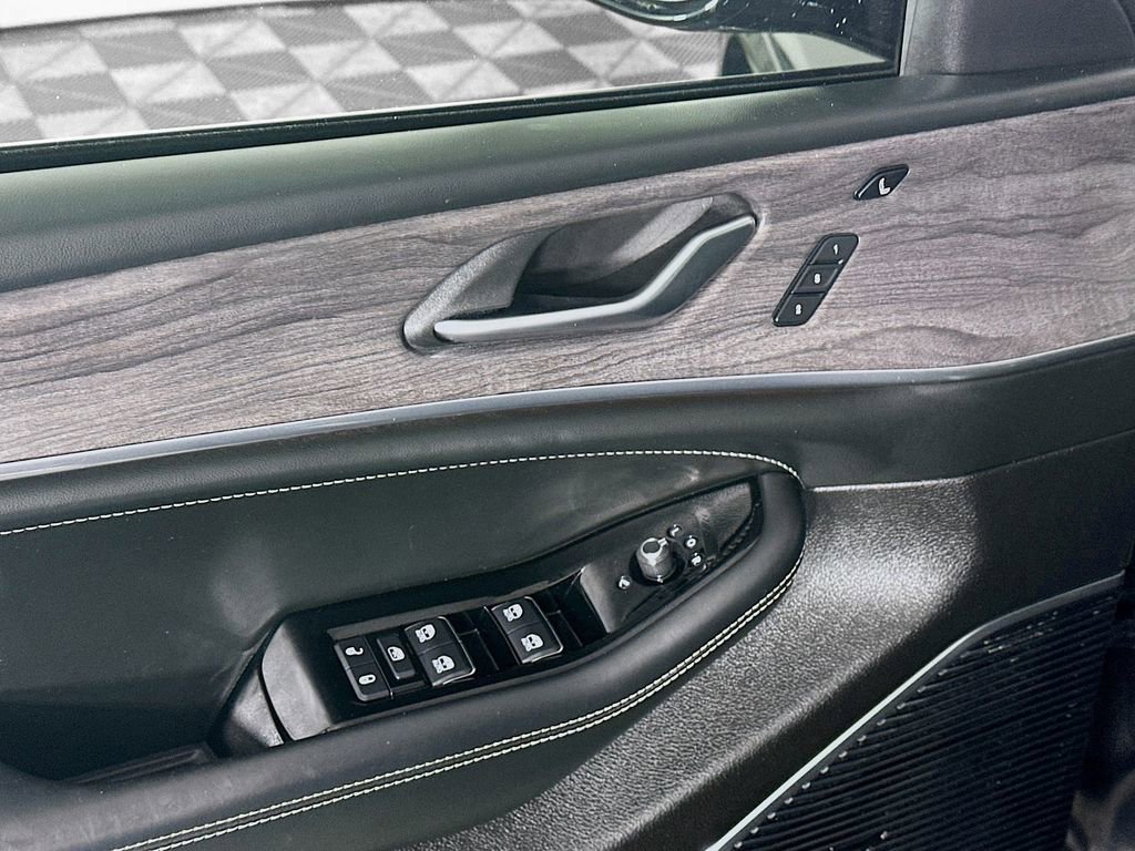 Used 2023 Jeep Grand Cherokee Overland w/ Luxury Tech Group IV image 24