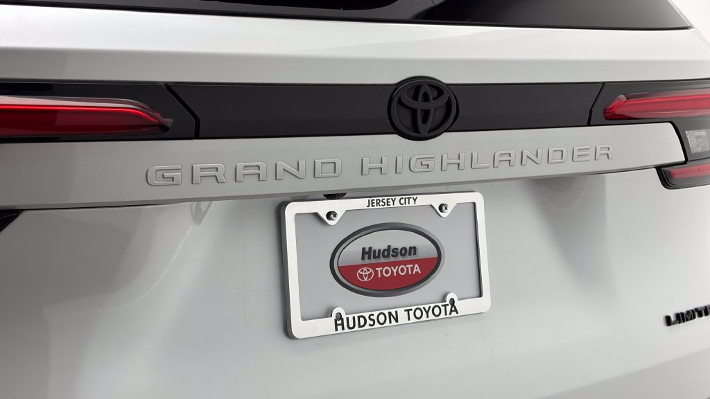 Used 2024 Toyota Grand Highlander AWD image 8