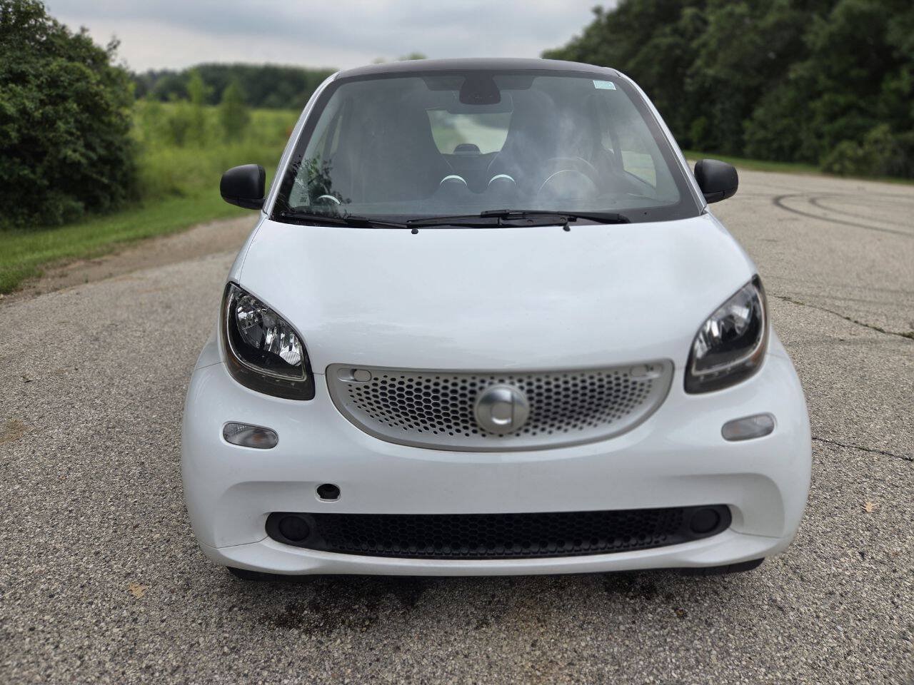 Used 2016 smart fortwo passion RWD image 9