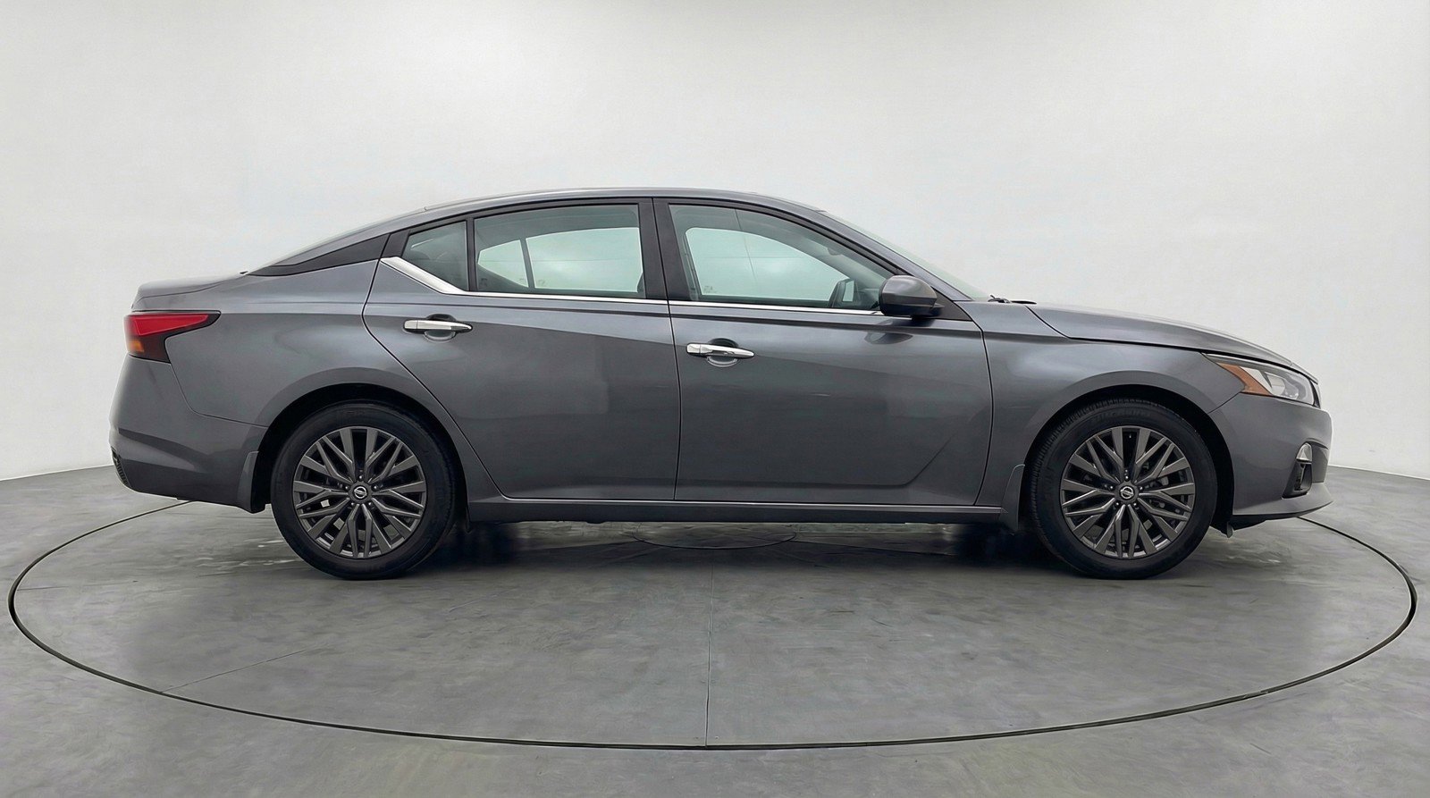 Used 2025 Nissan Altima 2.5 SV FWD image 11