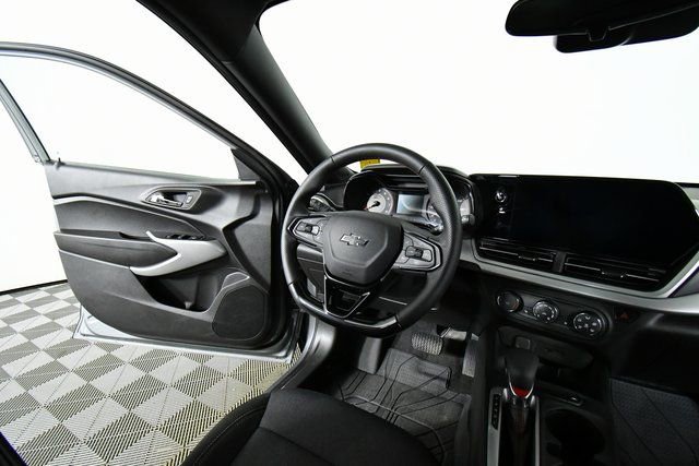 Used 2025 Chevrolet Trax RS w/ Driver Confidence Package image 19