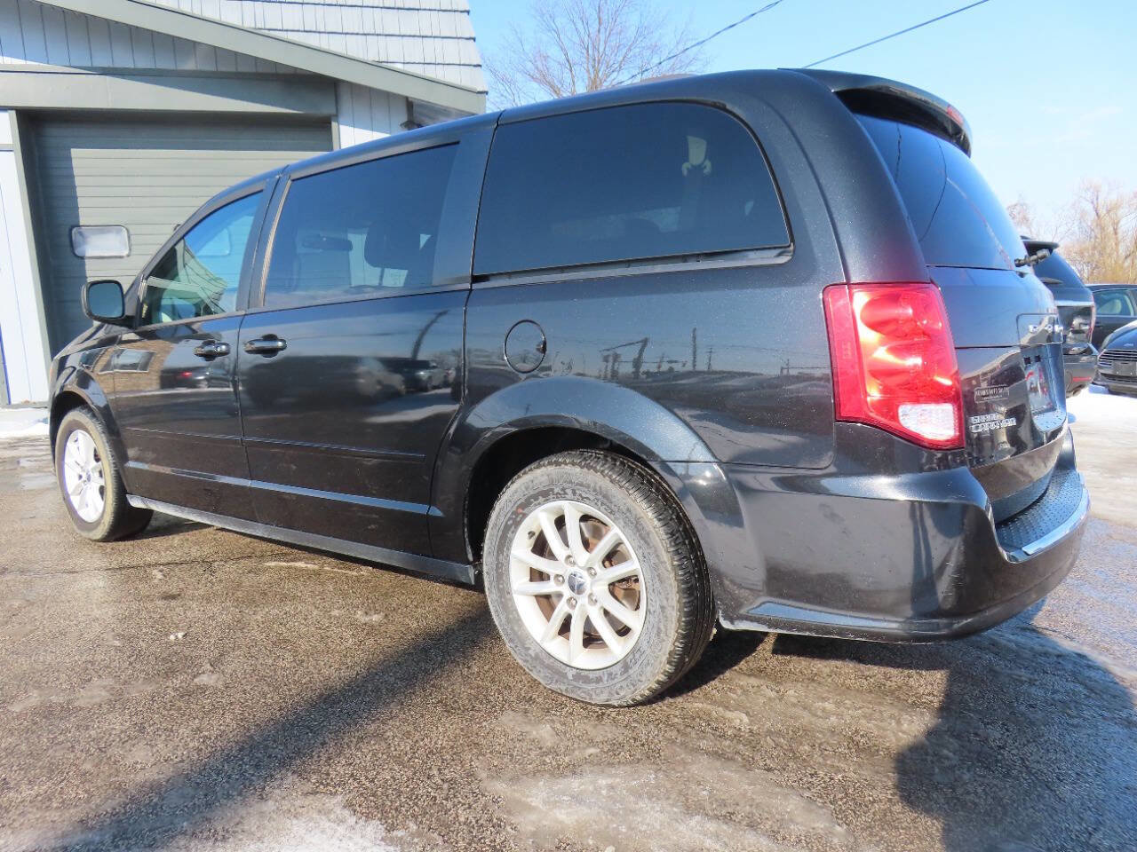Used 2016 Dodge Grand Caravan SXT image 3