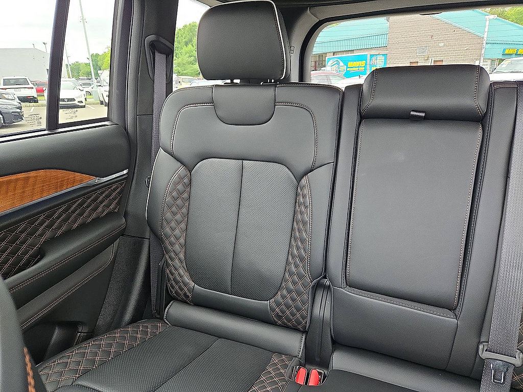 Used 2024 Jeep Grand Cherokee Summit AWD/4WD image 12