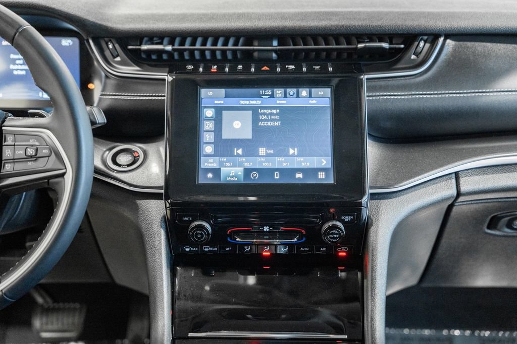 Certified 2023 Jeep Grand Cherokee Laredo AWD/4WD image 19