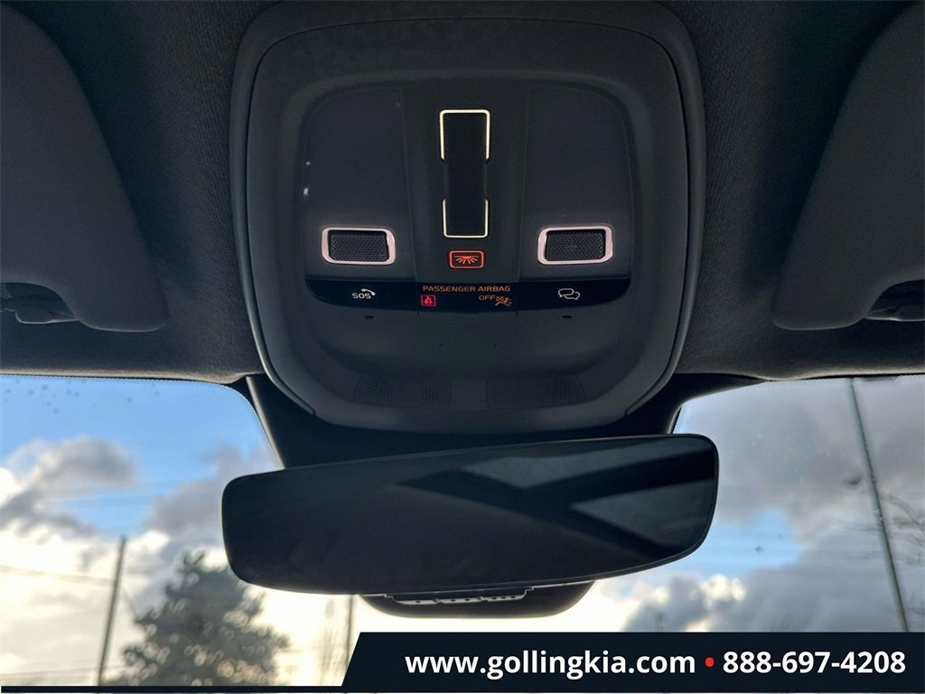 Used 2025 Volvo XC40 B5 Plus image 30