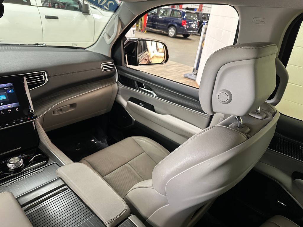 Certified 2024 Jeep Wagoneer Series III AWD/4WD image 14