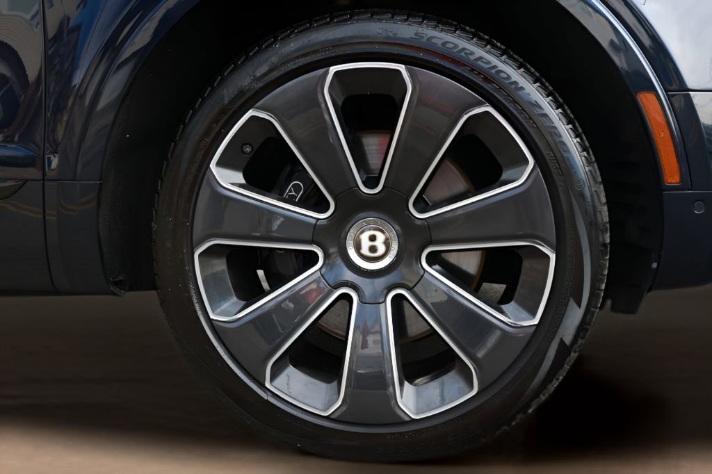 Used 2020 Bentley Bentayga Design Series image 35