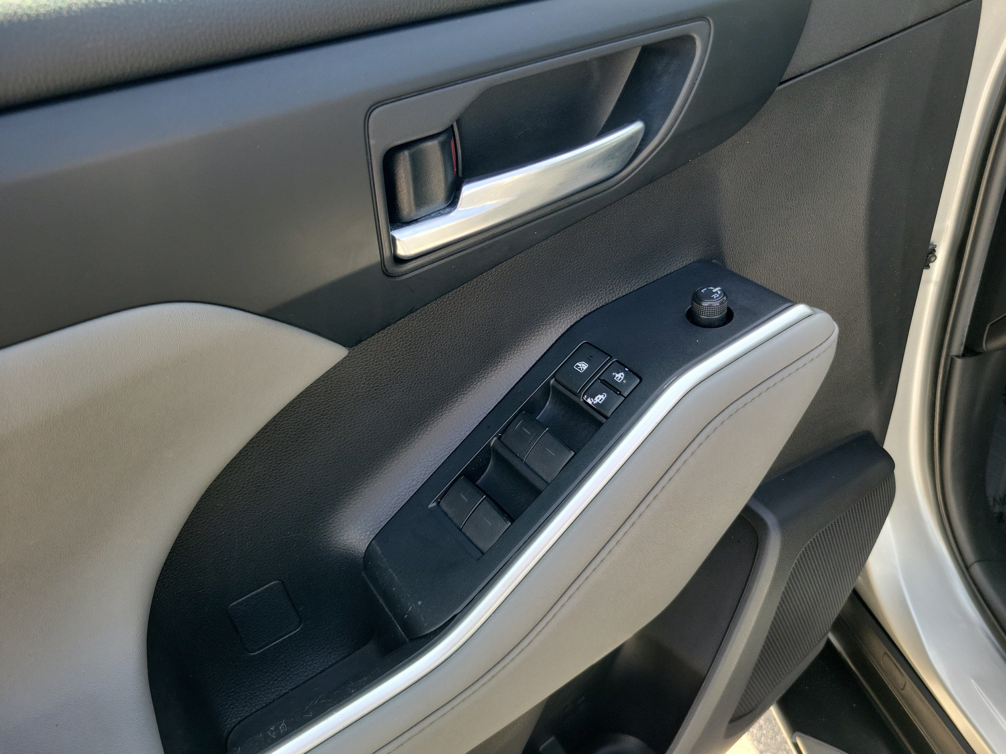 Used 2021 Toyota Highlander XLE FWD image 27