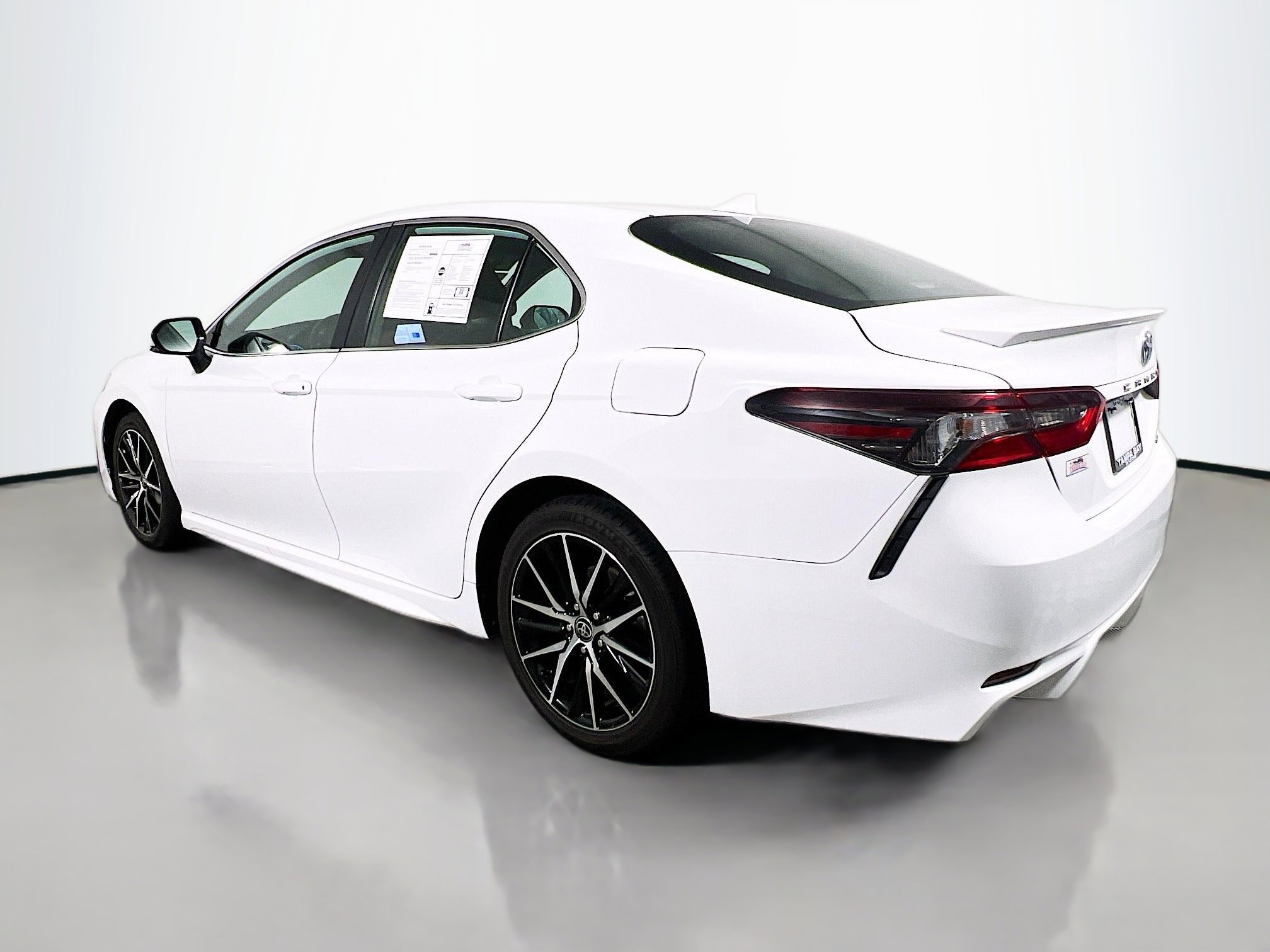 Used 2023 Toyota Camry SE image 8
