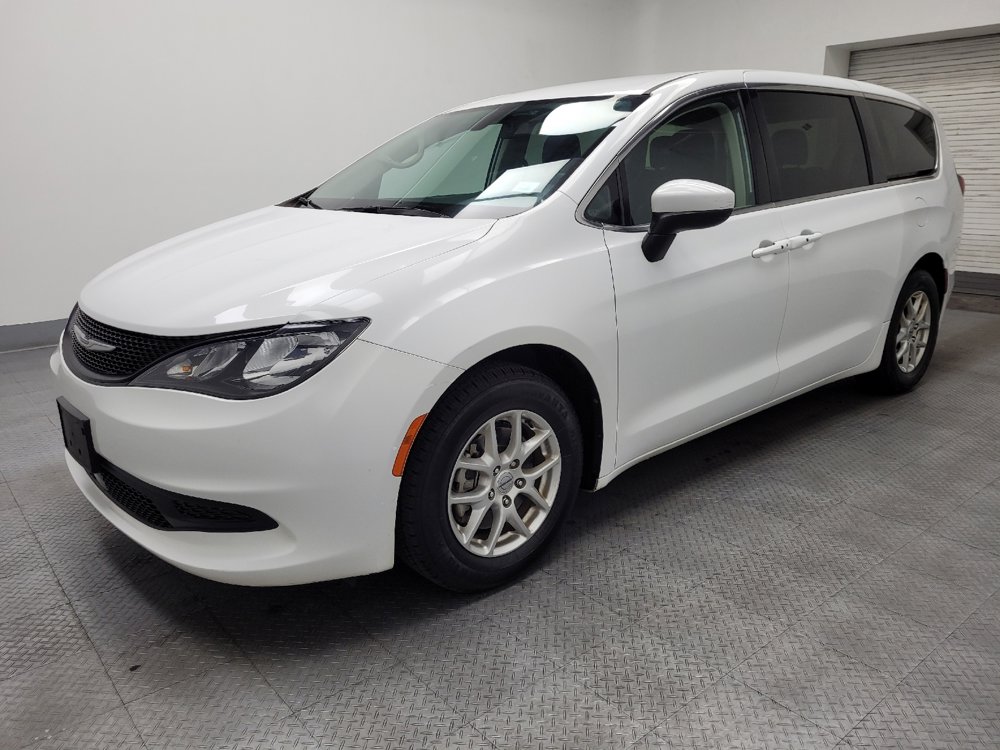 Used 2022 Chrysler Voyager LX image 2