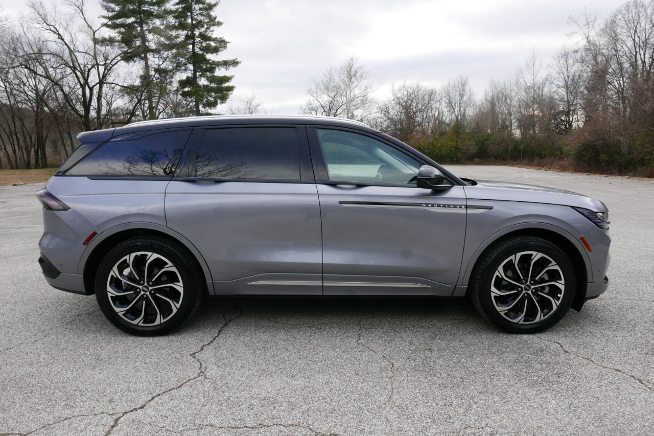 Used 2024 Lincoln Nautilus Reserve image 5