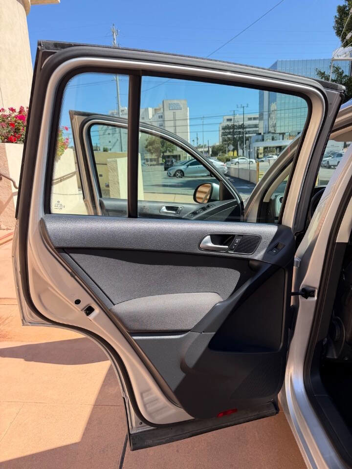 Used 2015 Volkswagen Tiguan S image 28