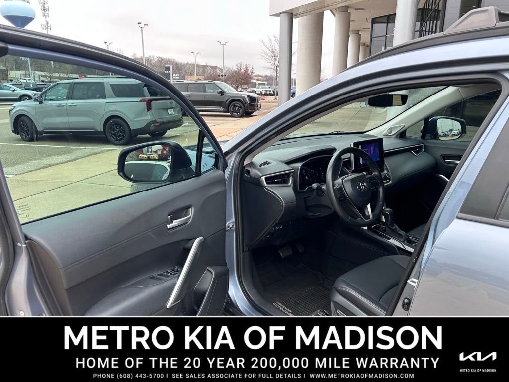 Used 2023 Toyota Corolla Cross XLE image 11