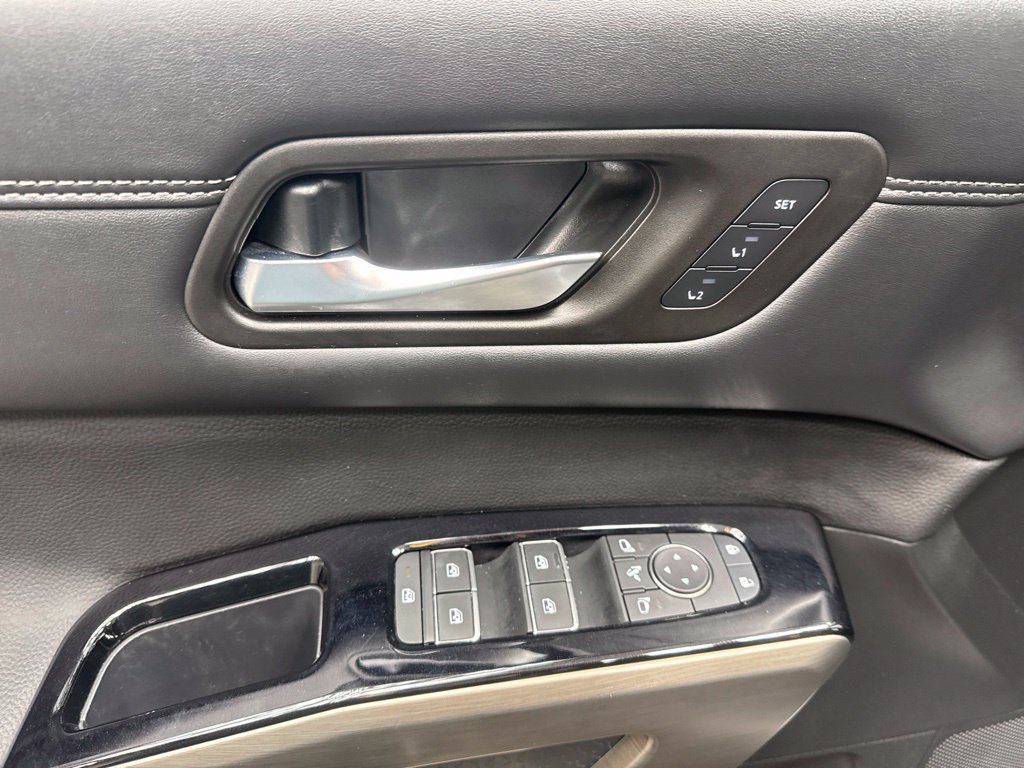 Used 2025 Nissan Pathfinder Platinum FWD image 34